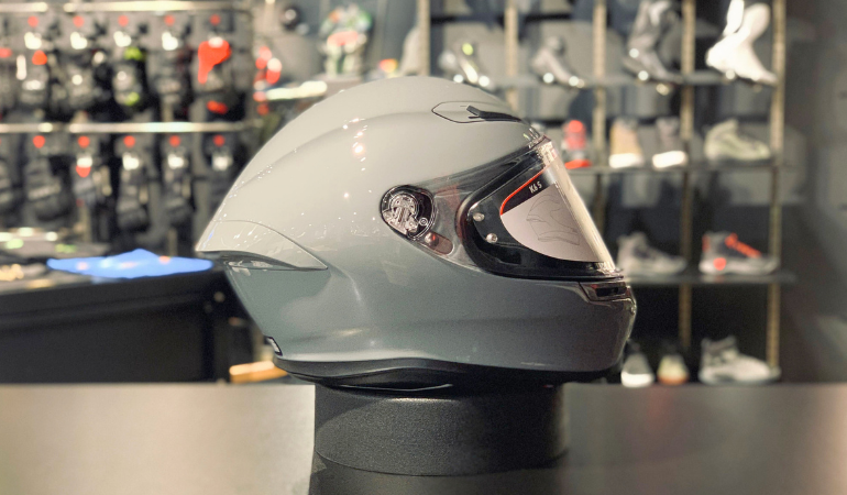レーシングヘルメット譲りの技術性と圧倒的な軽さが魅力のヘルメット